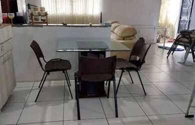 Imagem: A casa possui 3 Dormitórios, 2 Banheiros, 1 Vaga na garagem