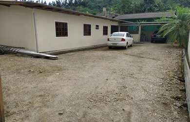 Imagem: A casa possui 2 Dormitórios, 1 Banheiro, 2 Vagas na garagem