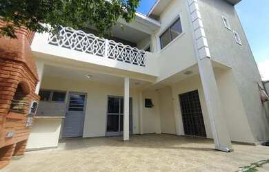 Imagem: A casa possui 3 Dormitórios, 2 Banheiros, 5 Vagas na garagem