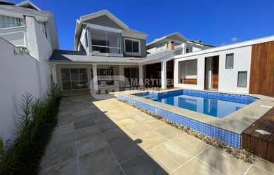 Imagem: A casa em condomínio para alugar possui 3 Dormitórios, 5 Banheiros