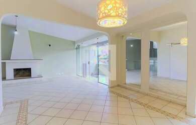 Imagem: A casa possui 3 Dormitórios, 4 Banheiros, 4 Vagas na garagem