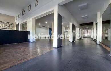 Imagem: O depósito possui 5 Vagas na garagem, 324m² de Área e está