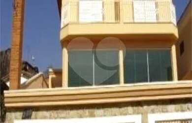 Imagem: A casa possui 3 Dormitórios, 2 Banheiros, 3 Vagas na garagem