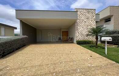 Imagem: A casa em condomínio possui 3 Dormitórios, 1 Banheiro, 3 Vagas