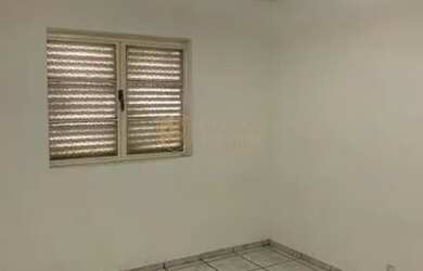 Imagem: A casa possui 1 Dormitório, 1 Banheiro, 1 Vaga na garagem