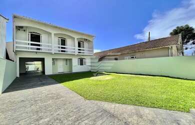 Imagem: A casa possui 4 Dormitórios, 3 Banheiros, 3 Vagas na garagem