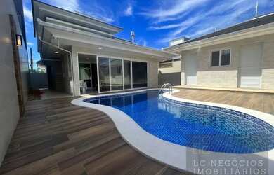 Imagem: A casa e possui 3 Dormitórios, Suítes, 1 Banheiro, 2 Vagas