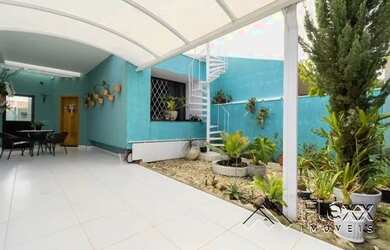 Imagem: A casa possui 3 Dormitórios, 3 Banheiros, 2 Vagas na garagem