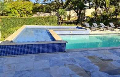 Imagem: A casa possui 3 Dormitórios, 4 Banheiros, 5 Vagas na garagem