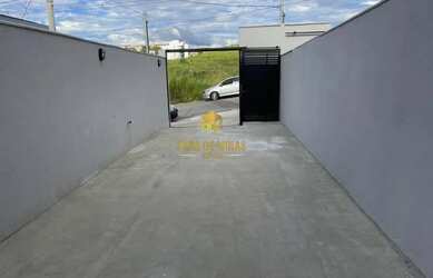 Imagem: A casa possui 2 Dormitórios, 1 Banheiro, 2 Vagas na garagem