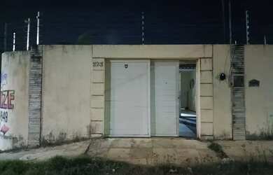 Imagem: A casa possui 2 Dormitórios, 2 Banheiros e 2 Vagas na garagem