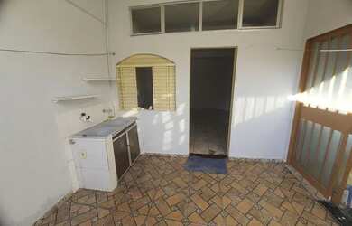 Imagem: A casa possui 1 Dormitório, 1 Banheiro, 1 Vaga na garagem e