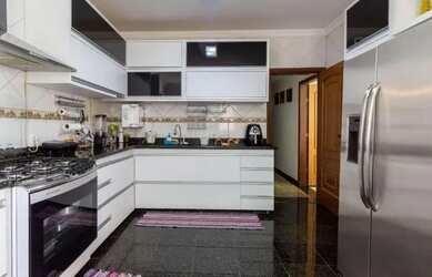 Imagem: A casa possui 3 Dormitórios, 3 Banheiros, 3 Vagas na garagem