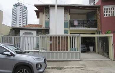 Imagem: A casa possui 3 Dormitórios, 4 Banheiros, 2 Vagas na garagem