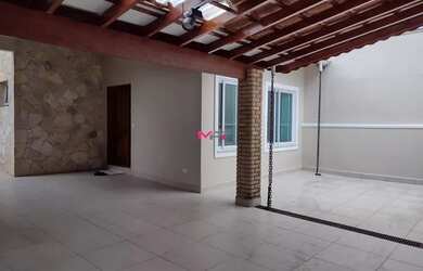 Imagem: A casa possui 4 Dormitórios, 4 Banheiros, 5 Vagas na garagem