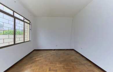 Imagem: A casa possui 3 Dormitórios, 1 Banheiro, 2 Vagas na garagem