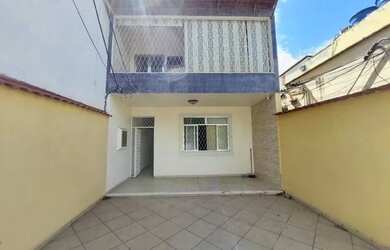 Imagem: A casa possui 3 Dormitórios, 3 Banheiros, 2 Vagas na garagem