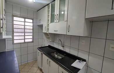 Imagem: O apartamento possui 2 Dormitórios, 1 Banheiro, 1 Vaga na garagem