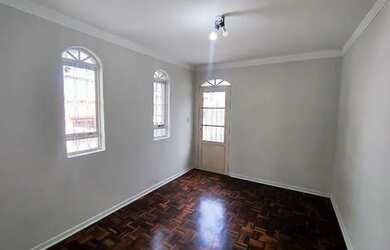 Imagem: A casa possui 2 Dormitórios, 1 Banheiro, 1 Vaga na garagem