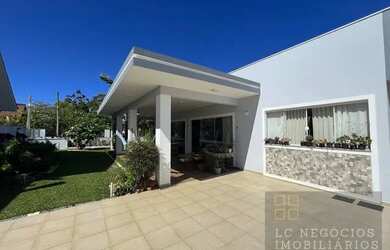 Imagem: A casa possui 3 Dormitórios, 2 Banheiros, 5 Vagas na garagem