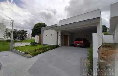 Imagem: A casa possui 3 Dormitórios, 1 Banheiro, 4 Vagas na garagem