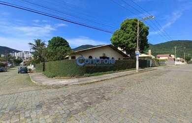 Imagem: A casa possui 5 Dormitórios, 5 Banheiros, 4 Vagas na garagem