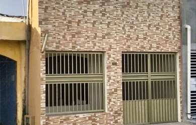 Imagem: A casa possui 2 Dormitórios, 1 Banheiro, 1 Vaga na garagem