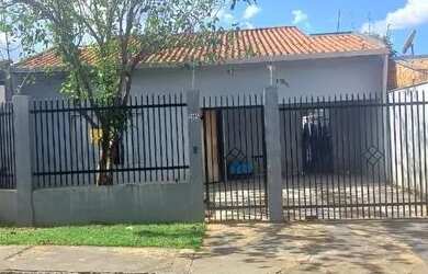 Imagem: A casa possui 3 Dormitórios, 2 Banheiros, 2 Vagas na garagem