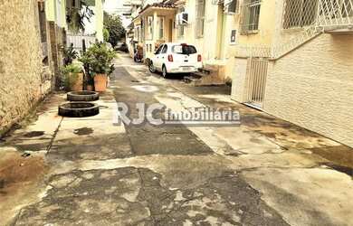 Imagem: A casa possui 4 Dormitórios, 2 Banheiros, 1 Vaga na garagem