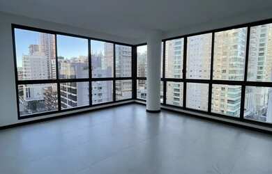 Imagem: O apartamento possui 4 Dormitórios, 5 Banheiros, 3 Vagas na