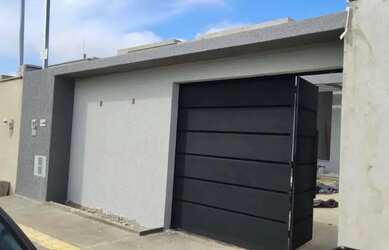 Imagem: A casa possui 3 Dormitórios, 2 Banheiros, 2 Vagas na garagem