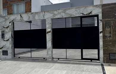 Imagem: A casa possui 3 Dormitórios e 2 Banheiros e está localizado