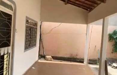 Imagem: A casa possui 2 Dormitórios, 1 Banheiro, 1 Vaga na garagem