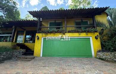 Imagem: A casa possui 3 Dormitórios, 3 Banheiros, 2 Vagas na garagem