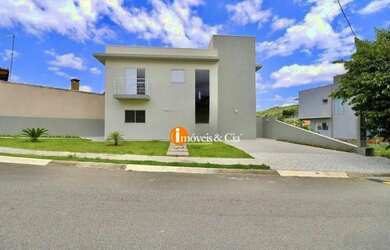 Imagem: A casa em condomínio possui 3 Dormitórios, 3 Banheiros, 4