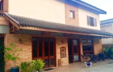 Imagem: A casa em condomínio possui 4 Dormitórios, 5 Banheiros, 490m²