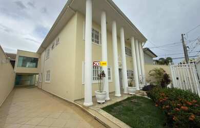 Imagem: A casa possui 4 Dormitórios, 2 Banheiros, 4 Vagas na garagem