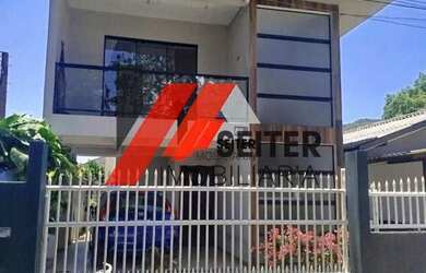 Imagem: A casa possui 3 Dormitórios, 2 Banheiros, 1 Vaga na garagem