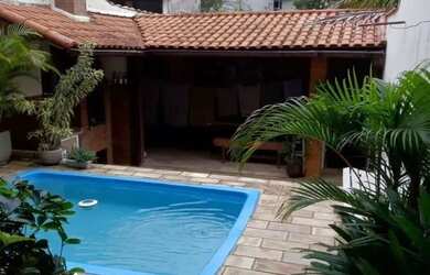 Imagem: A casa possui 3 Dormitórios, 1 Banheiro, 1 Vaga na garagem