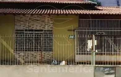 Imagem: A casa possui 3 Dormitórios, 2 Banheiros, 3 Vagas na garagem