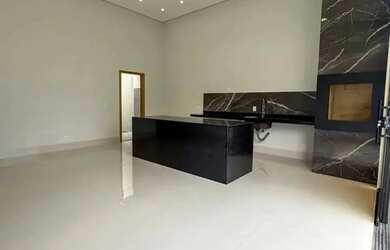 Imagem: A casa possui 3 Dormitórios, 2 Banheiros, 3 Vagas na garagem