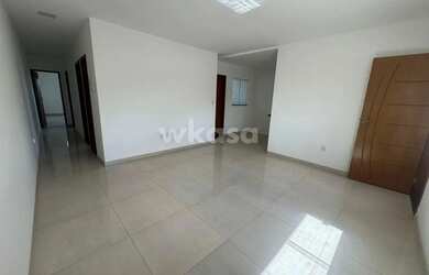 Imagem: A casa possui 3 Dormitórios, 1 Banheiro, 2 Vagas na garagem