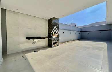 Imagem: A casa possui 3 Dormitórios, 3 Banheiros, 4 Vagas na garagem