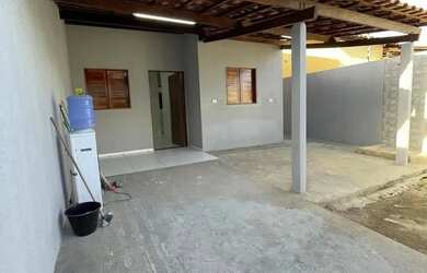 Imagem: A casa possui 2 Dormitórios, 1 Banheiro, 2 Vagas na garagem