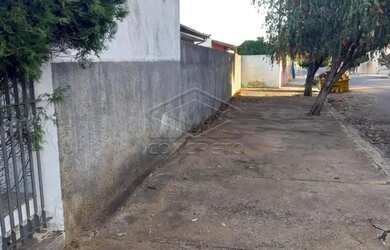 Imagem: A casa possui 3 Dormitórios, 1 Banheiro, 4 Vagas na garagem