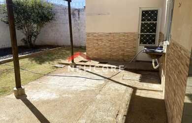 Imagem: A casa possui 3 Dormitórios, 2 Banheiros, 3 Vagas na garagem