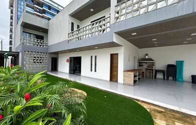 Imagem: A casa possui 4 Dormitórios, 3 Banheiros, 4 Vagas na garagem