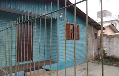 Imagem: A casa possui 2 Dormitórios, 1 Banheiro, 2 Vagas na garagem