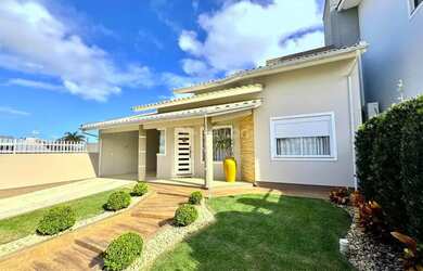 Imagem: A casa possui 3 Dormitórios, 2 Banheiros, 2 Vagas na garagem