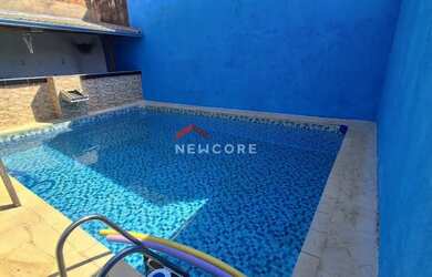 Imagem: A casa possui 3 Dormitórios, 1 Banheiro, 2 Vagas na garagem